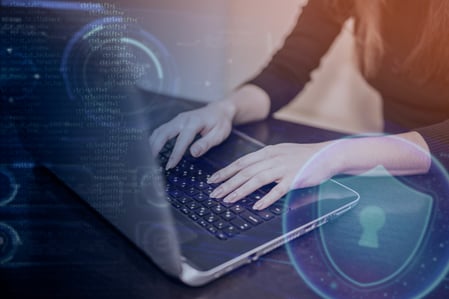 persona-trabajando-html-computadora (1)