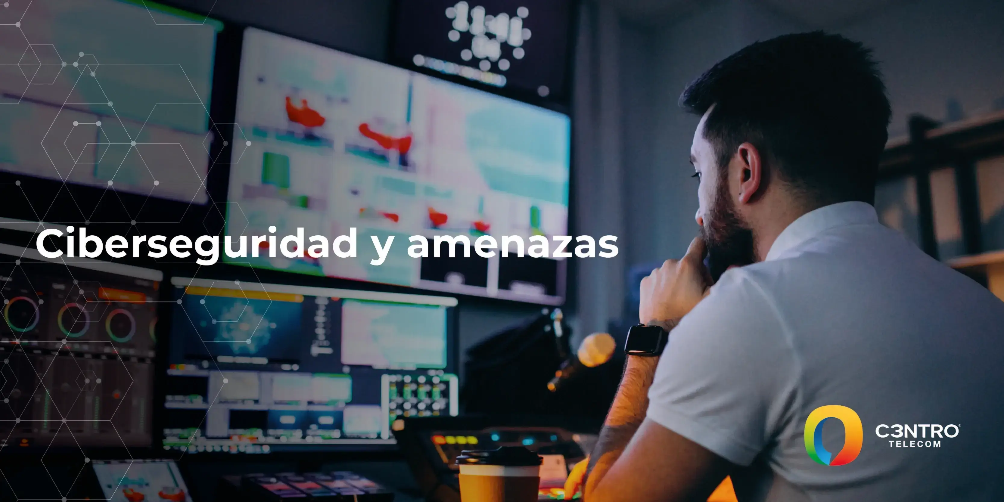 Hombre de espaldas buscando en diferentes monitores amenazas cibernéticas.