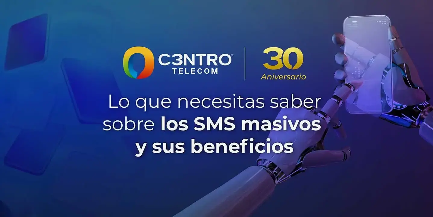 Manos robóticas sosteniendo un celular con SMS masivos. 