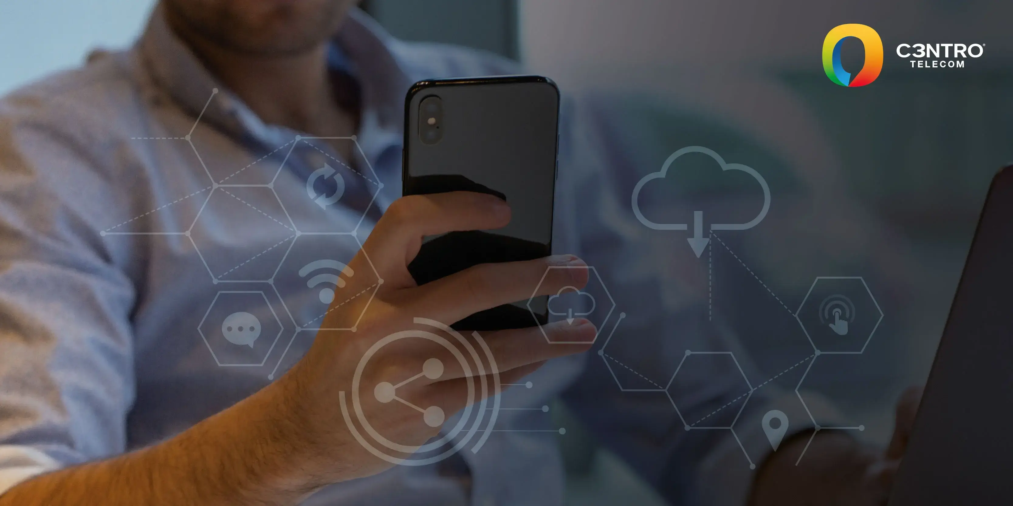 Mano sosteniendo un celular con ilustraciones de la Nube y comunicaciones unificadas. 