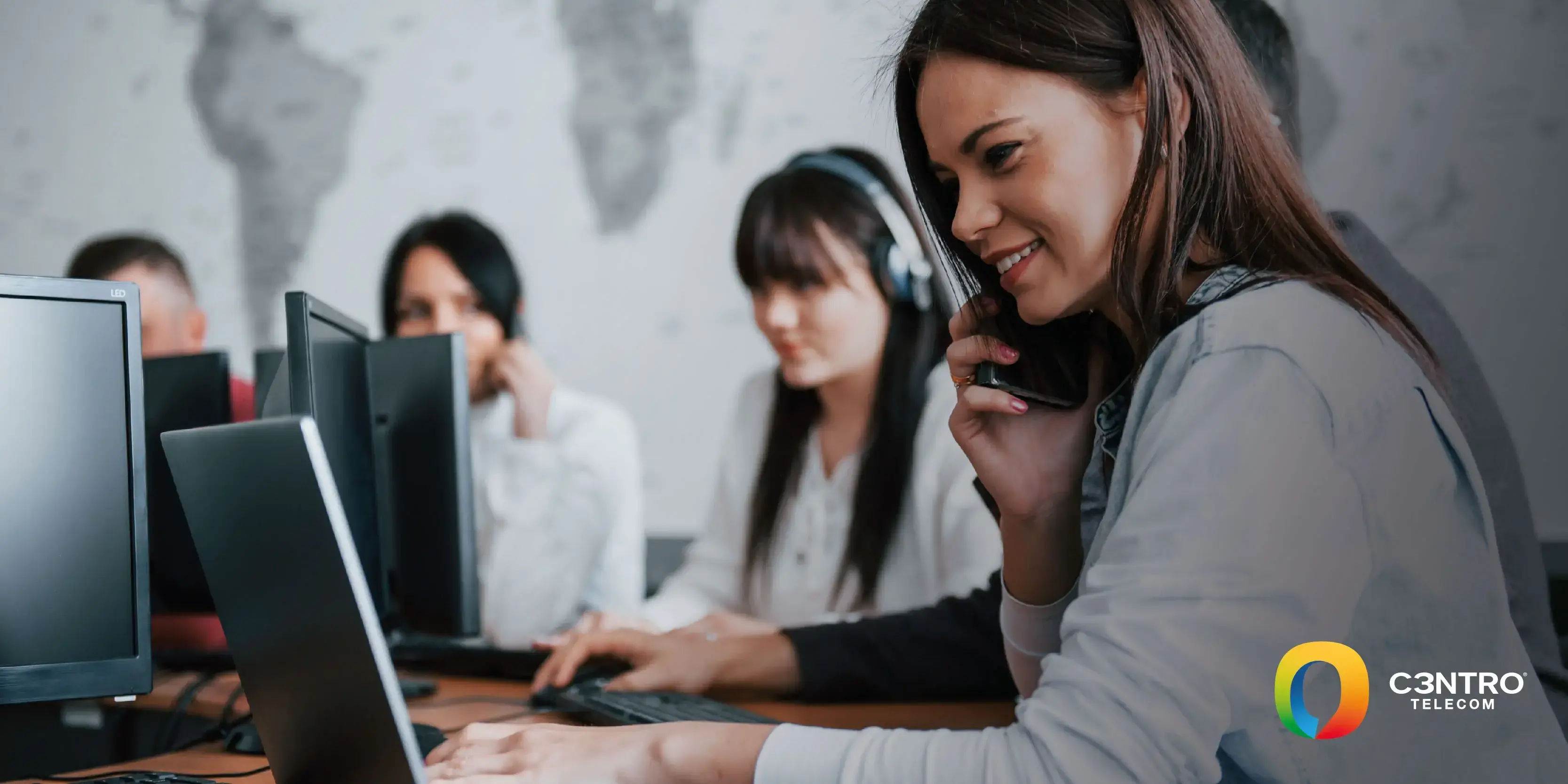 Equipo de Call Center, haciendo uso de Cloud Contact Center. 