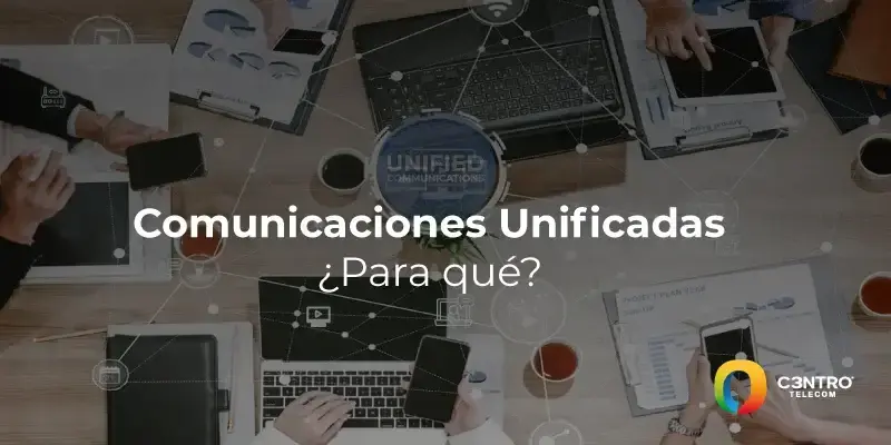 Encuadre cenital, de una sala de juntas con diferentes dispositivos móviles con iconos de comunicaciones unificadas.  