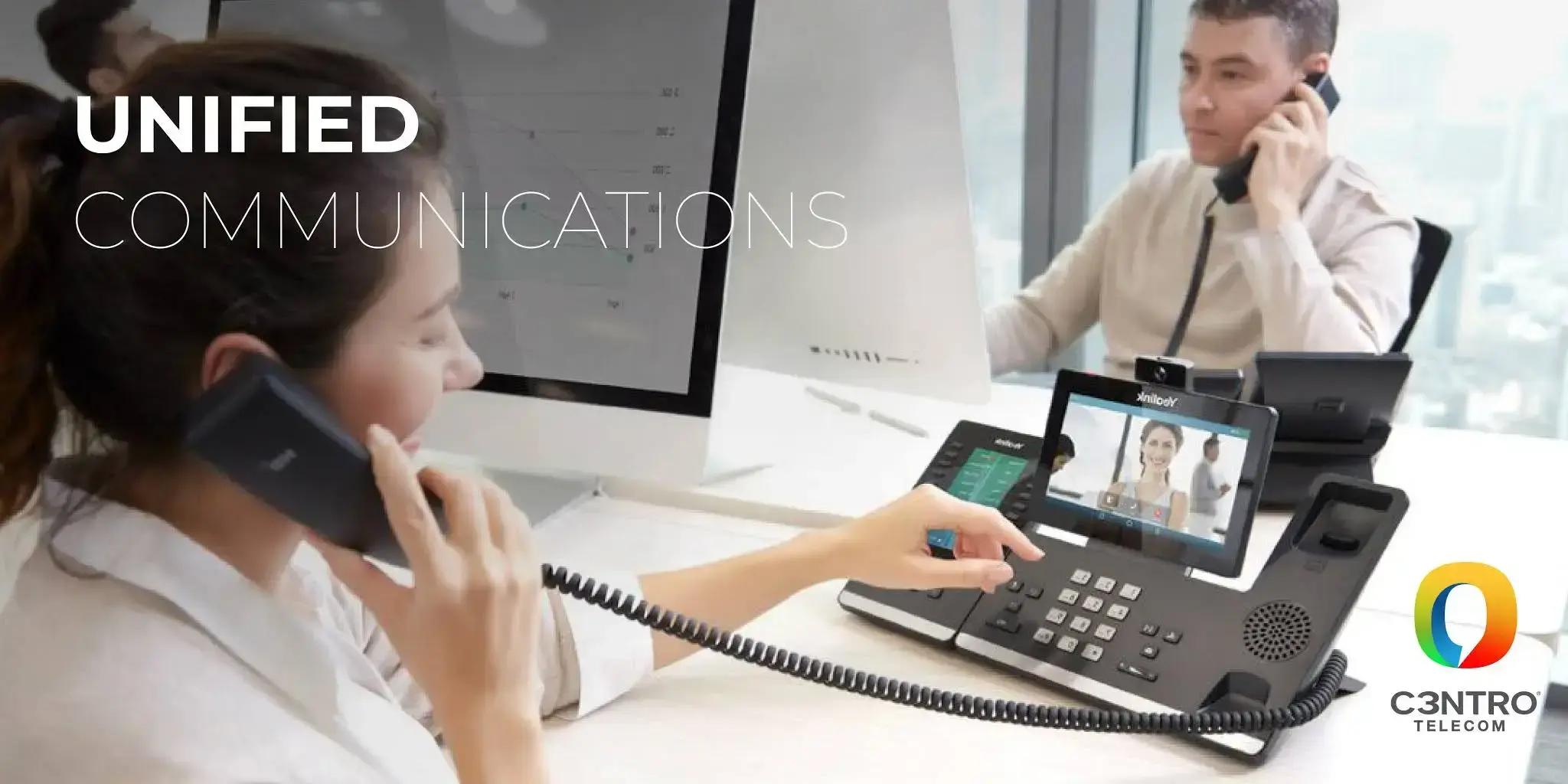 Dos colaboradores en oficina  haciendo llamadas a través de comunicaciones unificadas. 