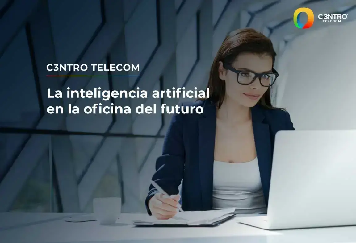 Mujer ejecutiva utilizando la herramienta: oficina inteligente de Creston. 