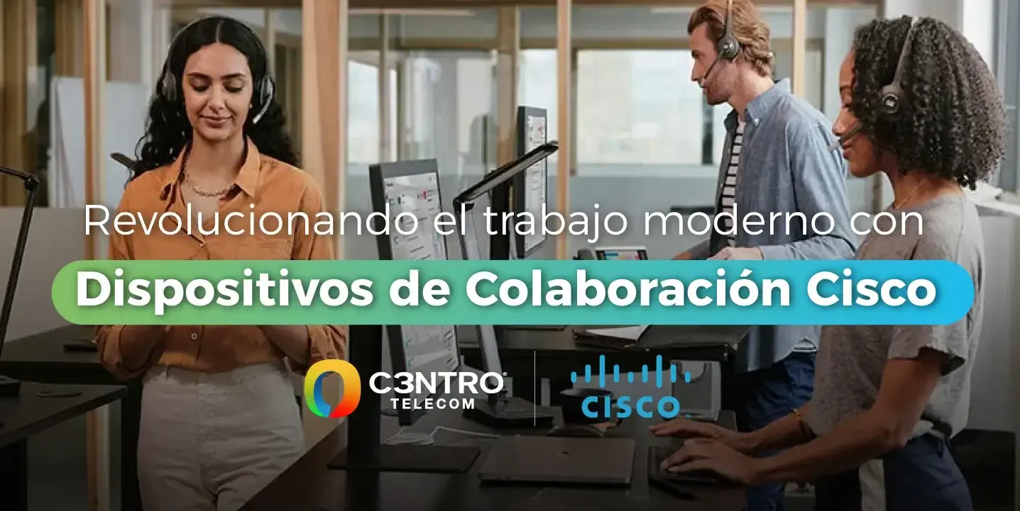 Tres colaboradores con diadema y computadoras, usando Cisco.