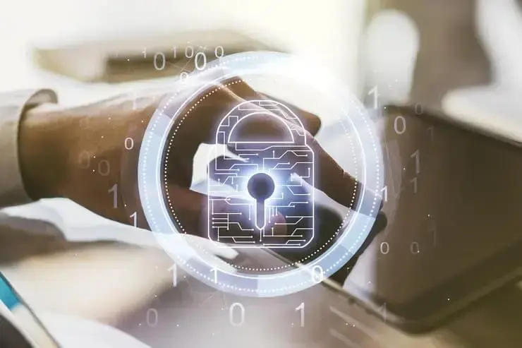 Mano con ipad y un candado representando seguridad de Firewall 