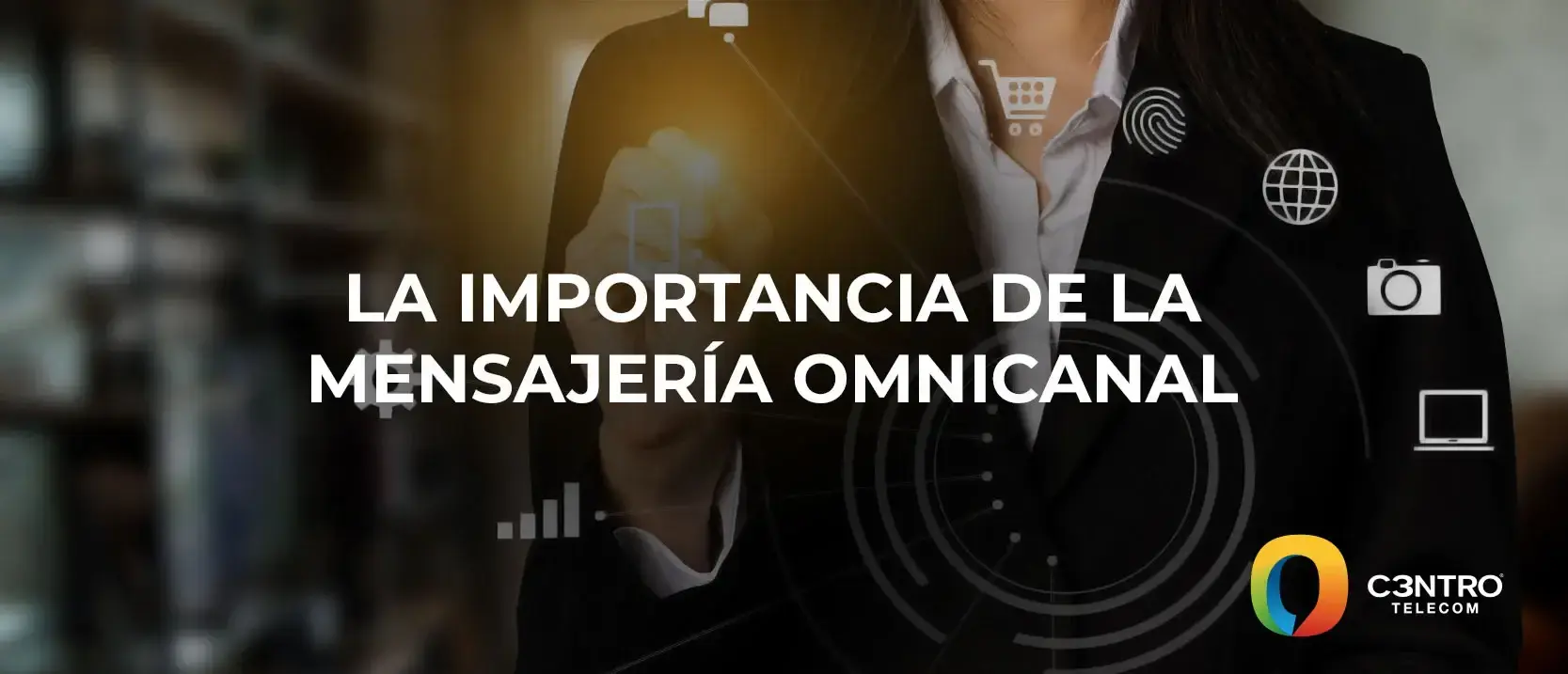 Mujer en traje sastre seleccionando diferentes iconos representativos de la mensajería omnicanal 