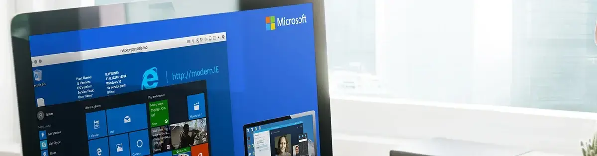 Microsoft Productivity en pantalla de laptop y logo de Microsoft 