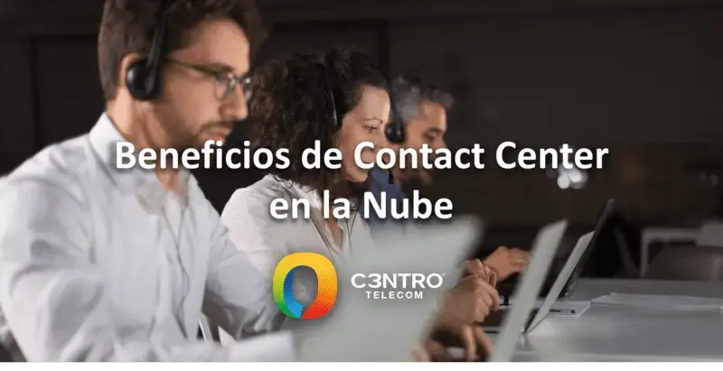Personas trabajando en un Contact Center. 