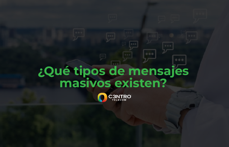 Mano sosteniendo un celular con mensajes masivos