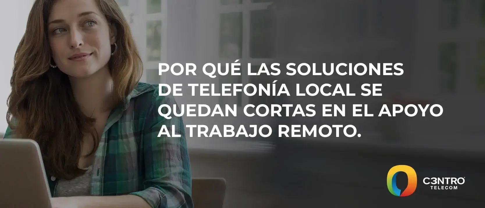 Chica trabajando de manera remota, usando un teléfono de escritorio con red PBX.